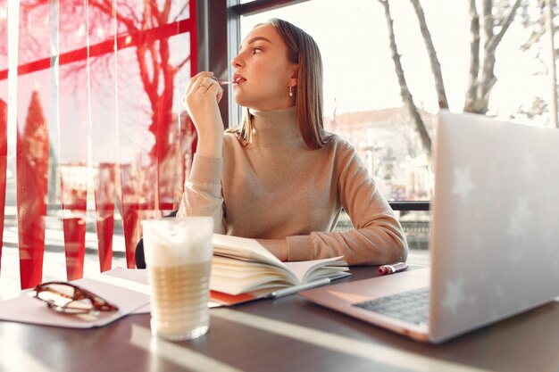 Mujer de negocios, trabajar en un café