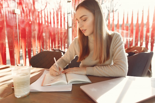 Foto gratuita mujer de negocios, trabajar en un café