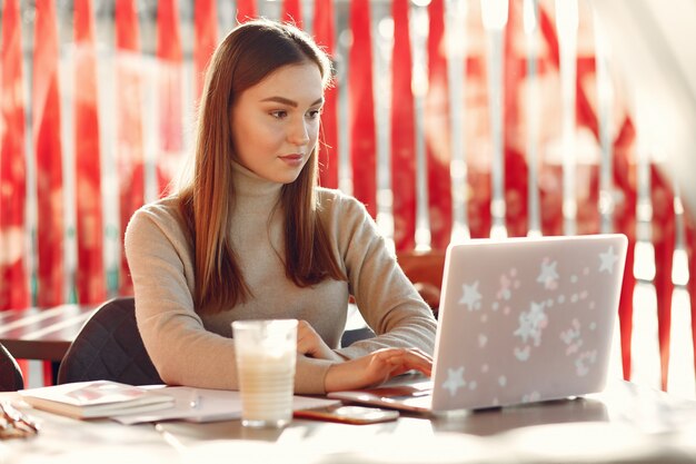 Mujer de negocios, trabajar en un café