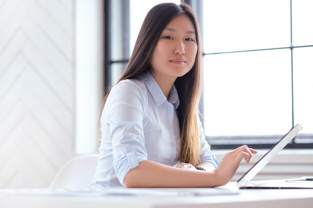 Mujer de negocios, trabajar en oficina