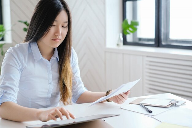 Mujer de negocios, trabajar en oficina