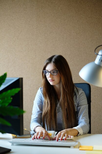 Mujer de negocios, trabajar en la oficina