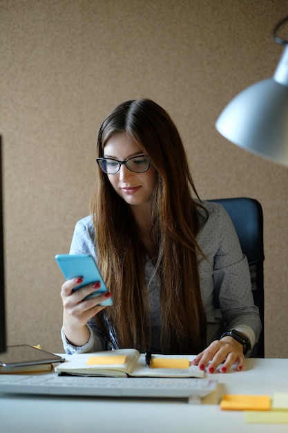 Foto gratuita mujer de negocios, trabajar en la oficina