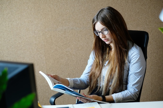 Mujer de negocios, trabajar en la oficina