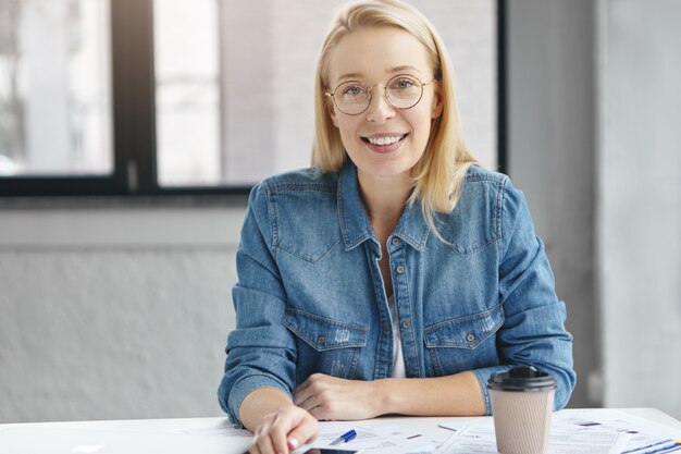 Mujer de negocios, trabajar en oficina