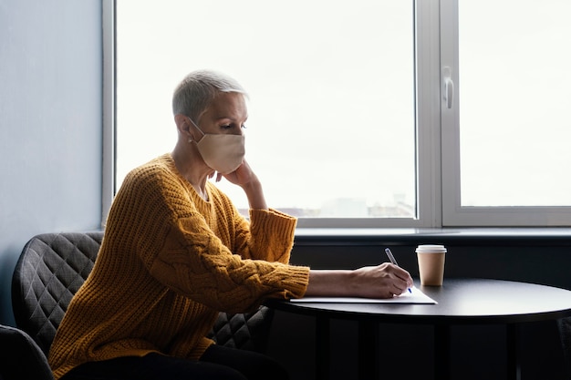 Mujer de negocios en el trabajo distanciamiento social