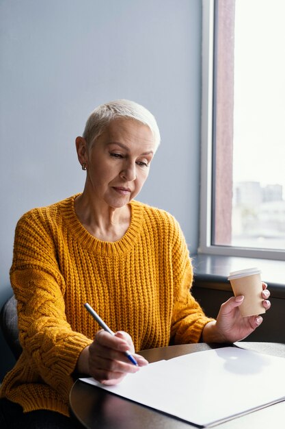 Mujer de negocios en el trabajo distanciamiento social