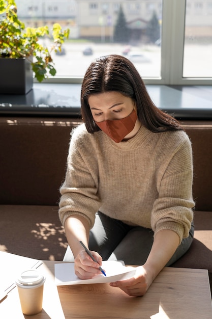 Mujer de negocios en el trabajo distanciamiento social