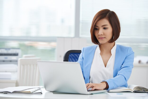 Mujer de negocios en el trabajo