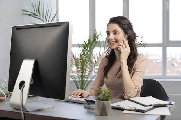 Foto gratuita mujer de negocios, en el trabajo