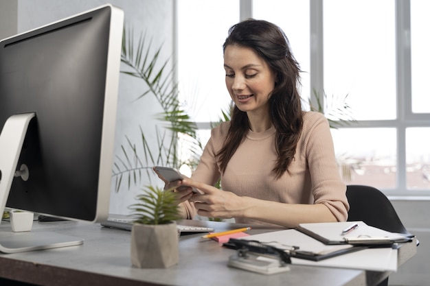 Foto gratuita mujer de negocios, en el trabajo