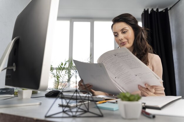 Mujer de negocios, en el trabajo