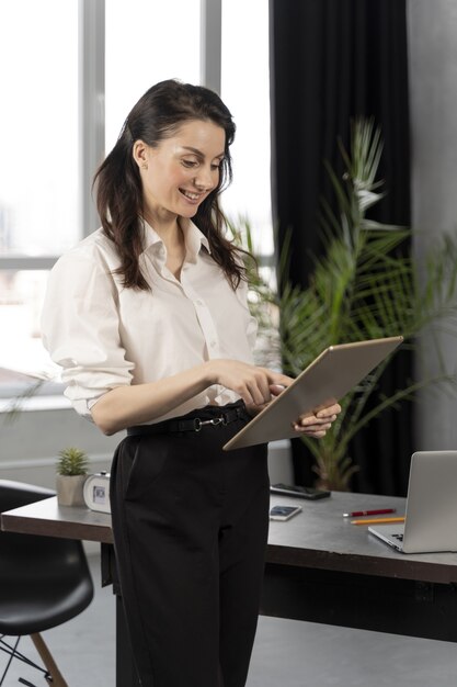 Mujer de negocios, en el trabajo