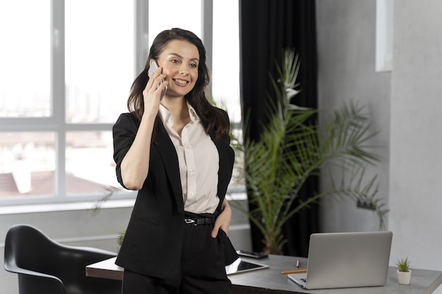 Mujer de negocios, en el trabajo