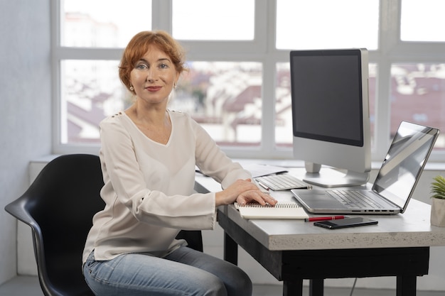 Mujer de negocios, en el trabajo