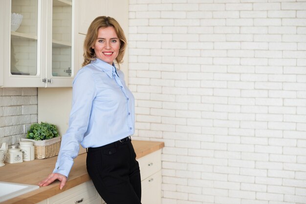 Mujer de negocios en traje elegante sonriendo