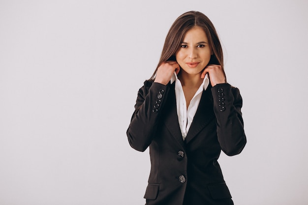 Mujer de negocios en traje negro aislado sobre fondo blanco