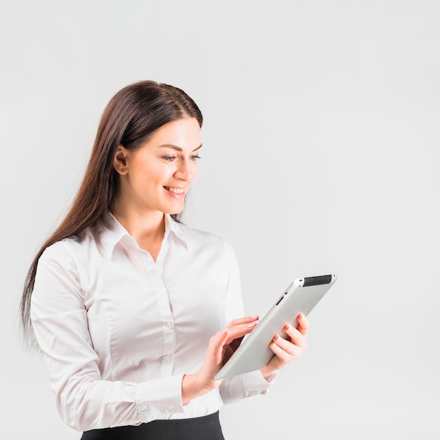 Mujer de negocios usando tableta