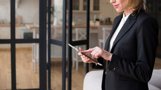 Mujer de negocios usando tableta