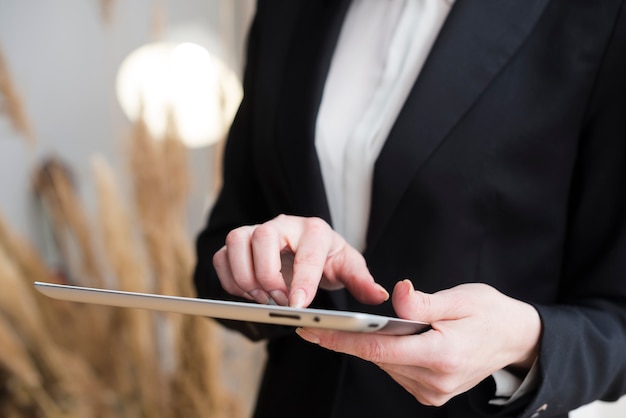 Mujer de negocios usando tableta