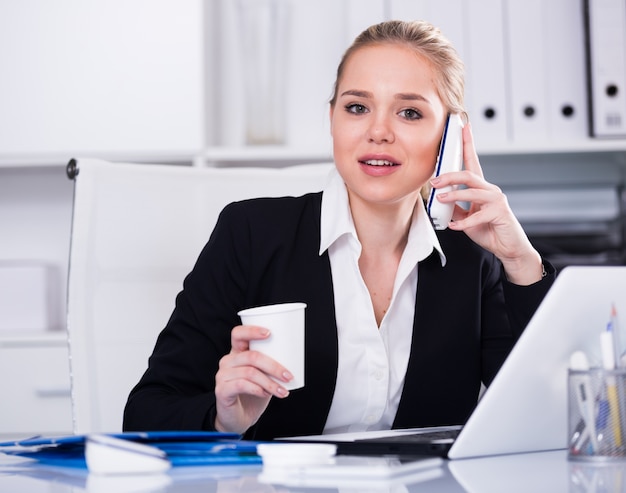 Mujer de negocios usando el teléfono