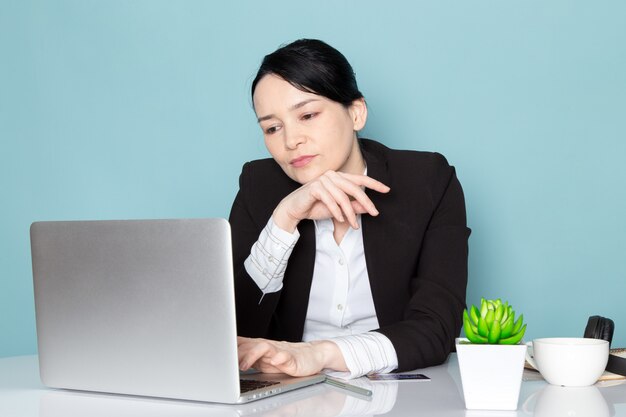 Mujer de negocios, usar la computadora portátil