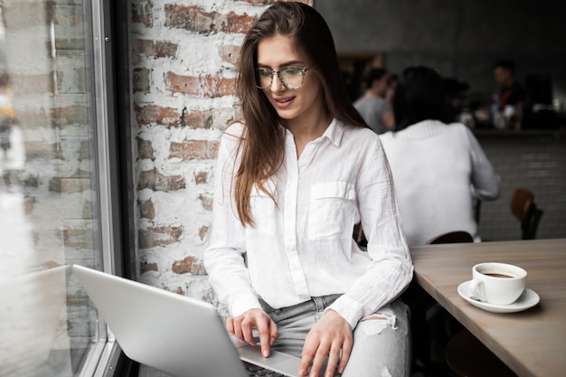 Foto gratuita mujer de negocios utilizando el trabajo de negocios