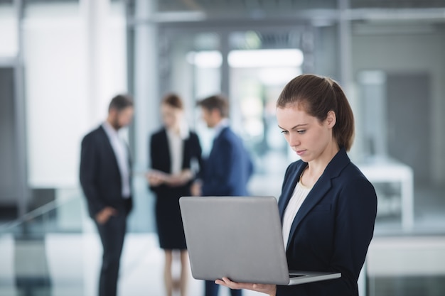 Mujer de negocios, utilizar la computadora portátil