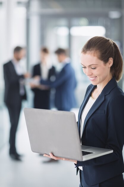 Mujer de negocios, utilizar la computadora portátil