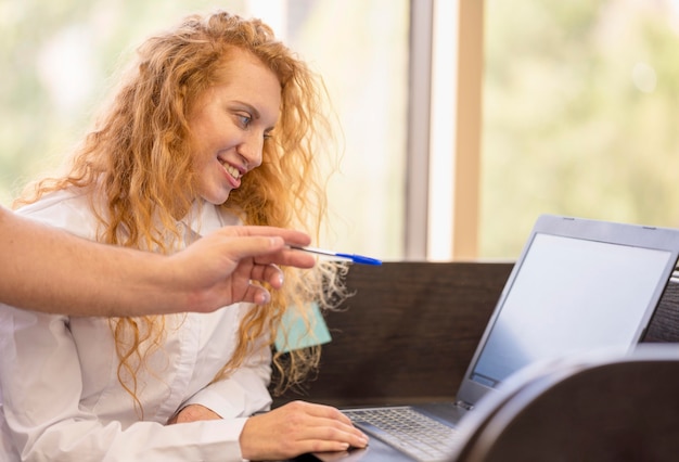 Mujer de negocios, utilizar, un, laptop