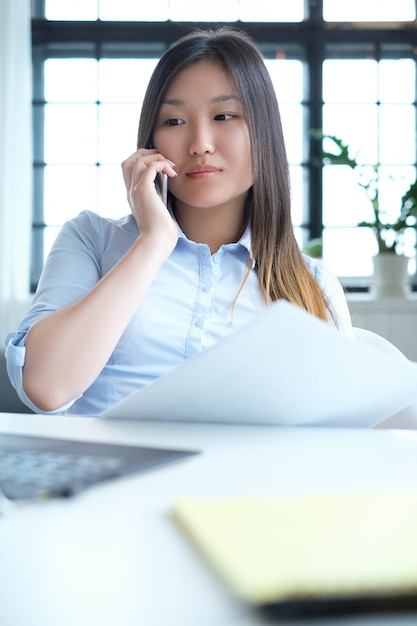 Mujer de negocios, utilizar, un, smartphone