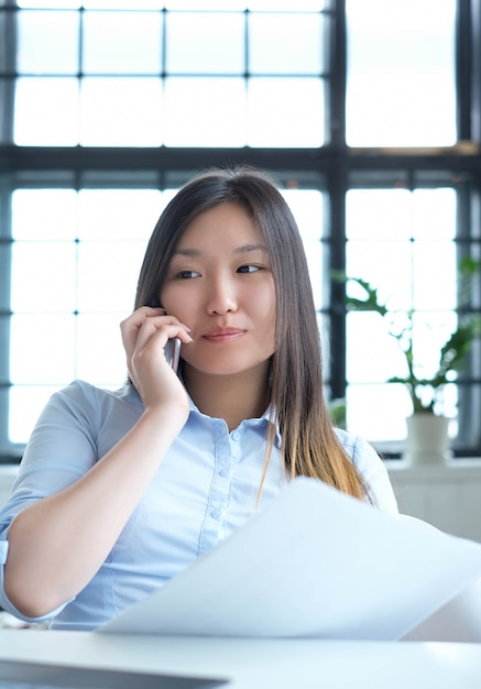 Mujer de negocios, utilizar, un, smartphone