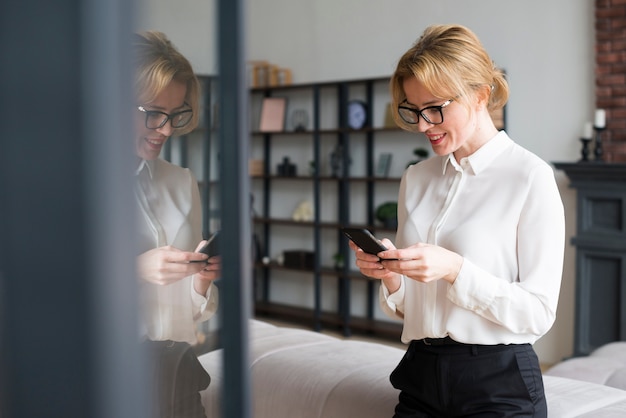 Mujer de negocios, utilizar, smartphone