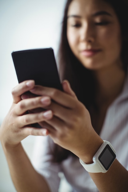 Foto gratuita mujer de negocios, utilizar, teléfono móvil