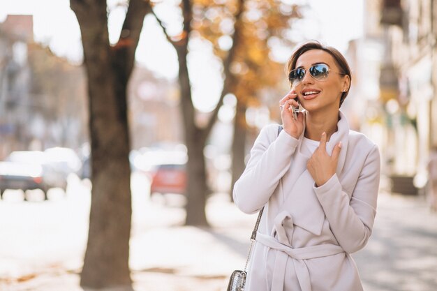 Mujer de negocios, utilizar, teléfono