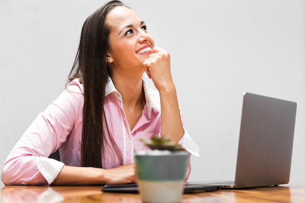 Mujer de negocios de la vista delantera que mira lejos