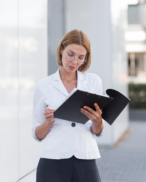 Mujer de negocios de vista frontal con gafas