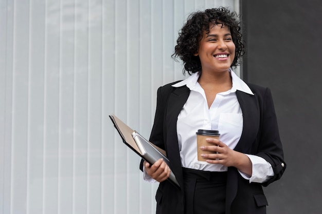 Mujer de negocios con vista frontal de la taza de café