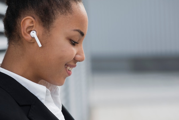 Foto gratuita mujer de negocios con vista lateral de airpods