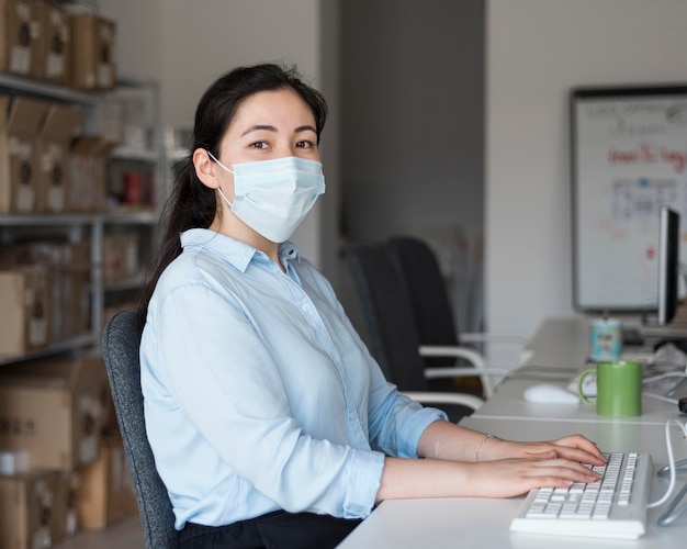 Foto gratuita mujer de negocios, vista lateral, trabajando