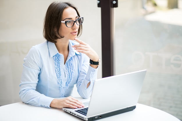 Foto gratuita mujer de negocios