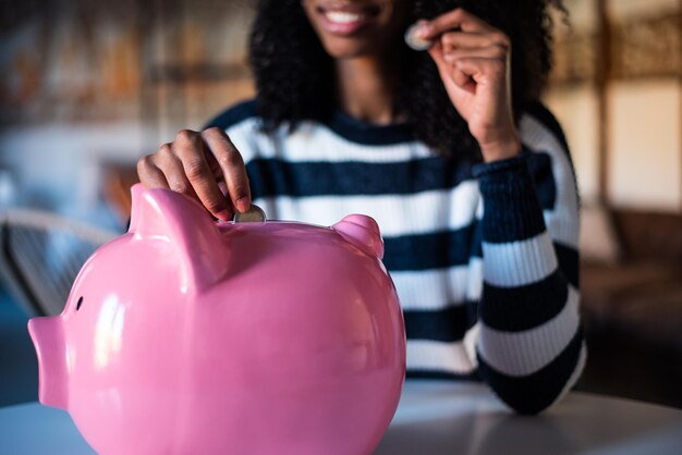 Mujer negra con ahorro alcancía