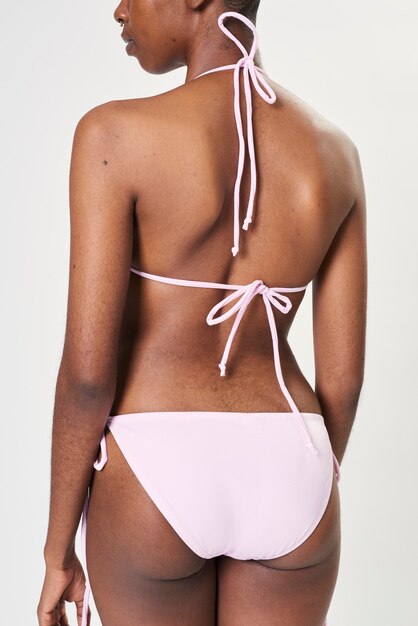 Mujer negra en bikini rosa claro de dos piezas