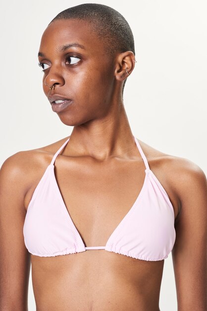 Mujer negra en bikini triangular rosa claro