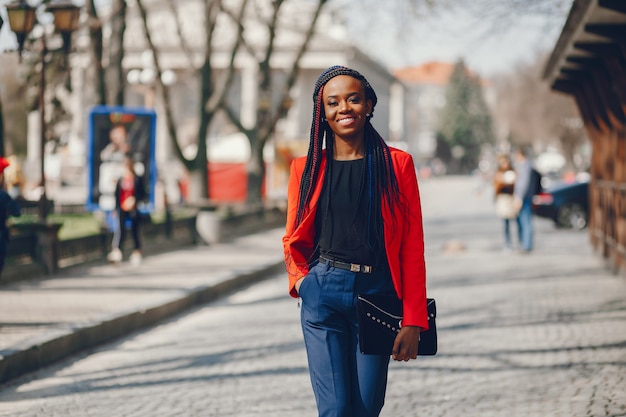 Mujer negra en una ciudad