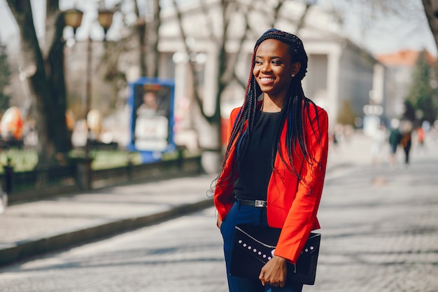 Mujer negra en una ciudad