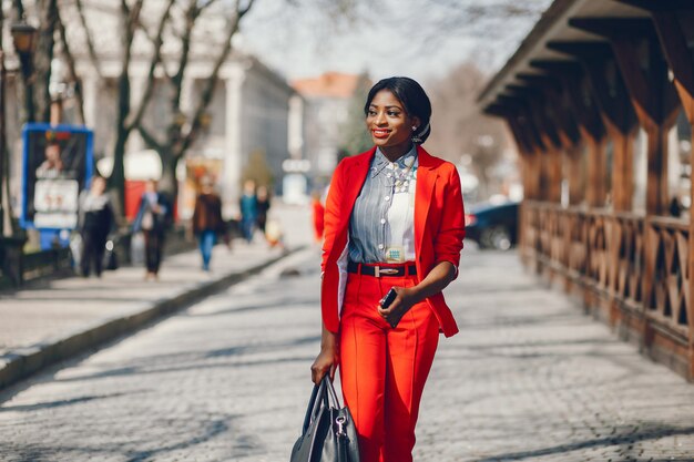 Mujer negra en una ciudad