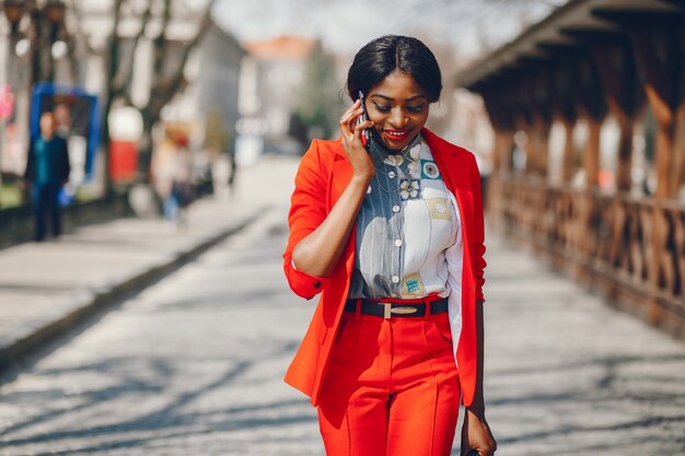 Mujer negra en una ciudad