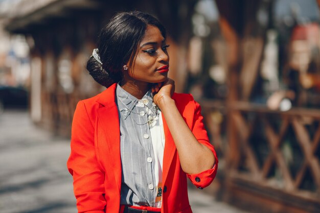 Mujer negra en una ciudad