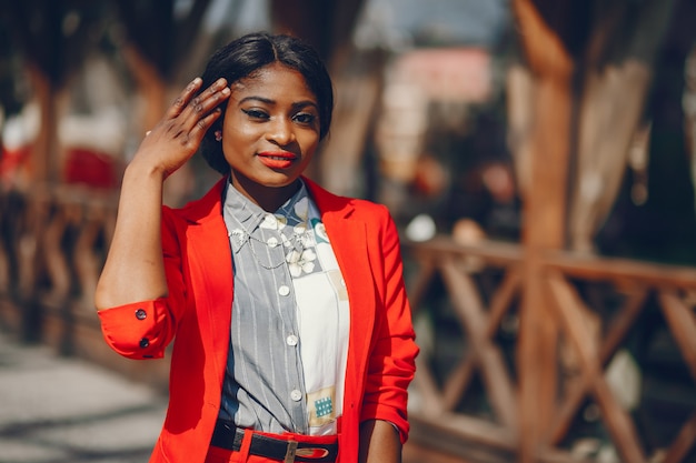 Mujer negra en una ciudad